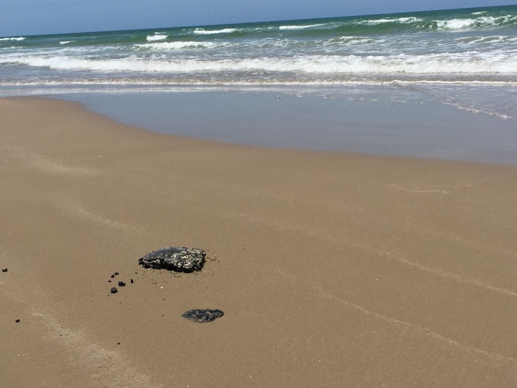 Flotan manchas de petróleo y se esparcen en Playa Tesoro