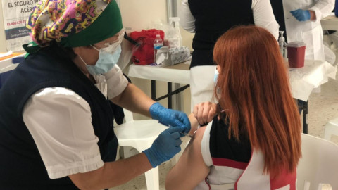 Acude personal médico de otros municipios a vacunarse en el Hospital General 