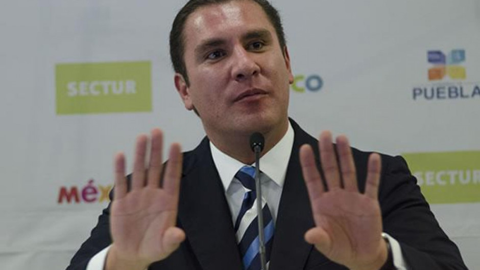 Exhiben a Rafael Moreno Valle por titubeo en entrevista