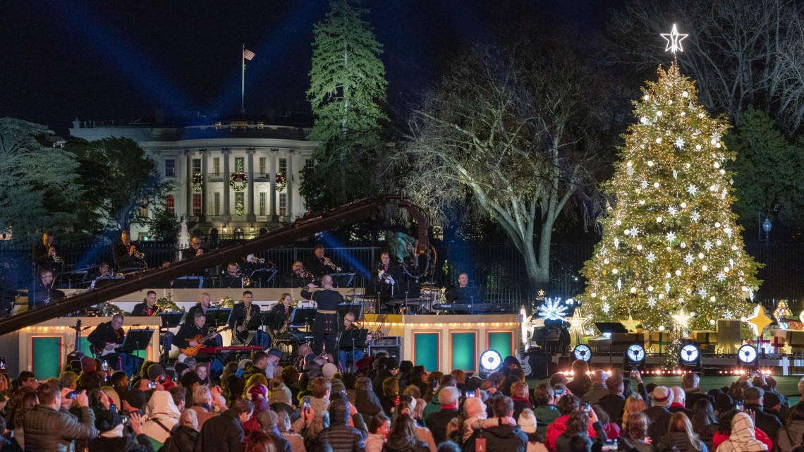 Biden enciende el árbol de Navidad de la Casa Blanca