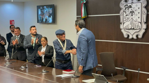Artemio Guerra recibe la medalla 'Ing. Marte R. Gómez' por su trayectoria artística