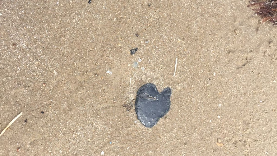 Aparecen manchas de chapopote en la playa Bagdad