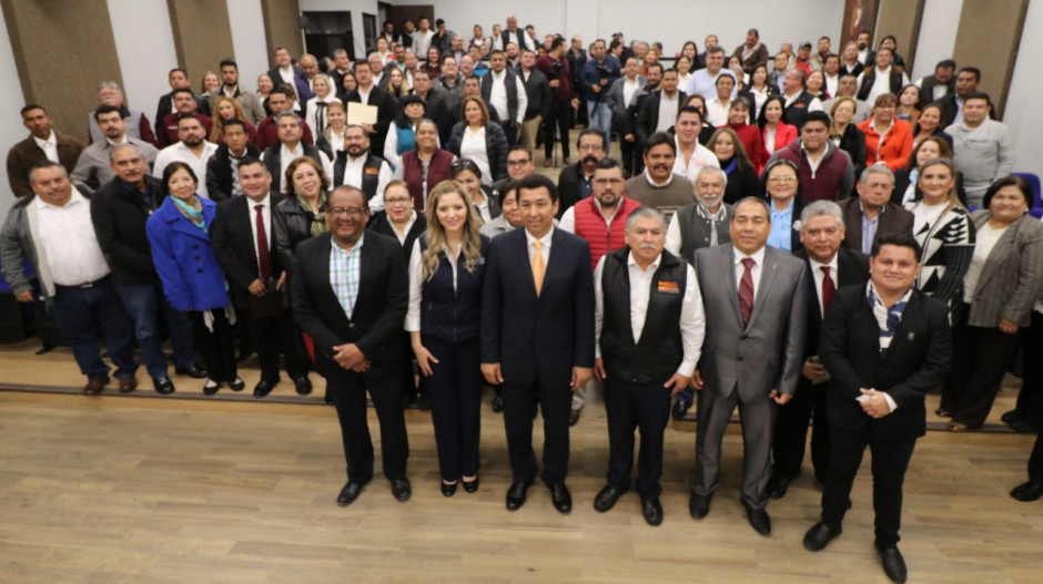 Reconocen maestros trabajo de alcalde Mario López