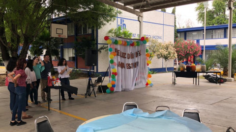 Alumnos de la UPN festejan a maestros