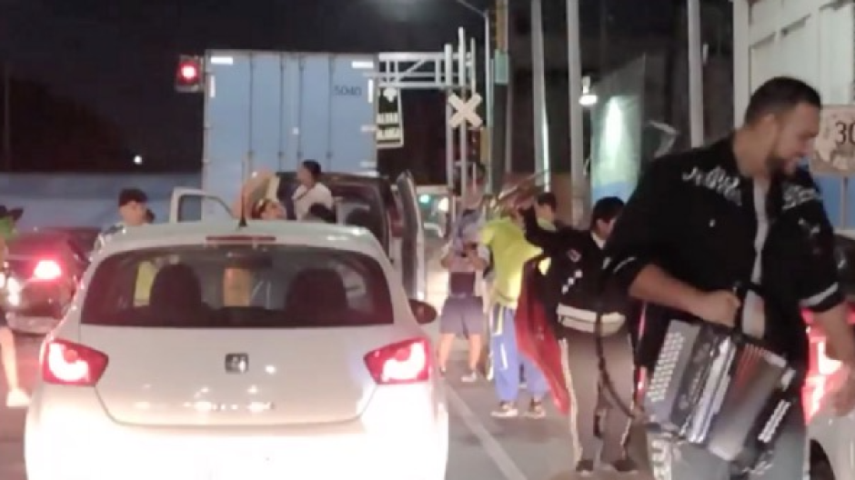 Arman fiesta mientras esperan que pase el tren 