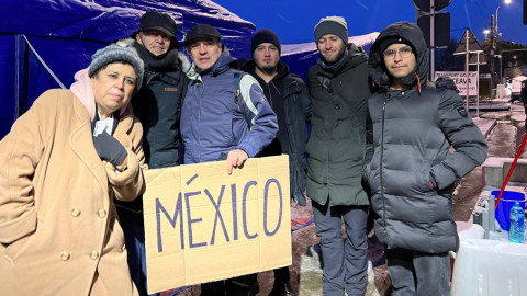 Llega a Rumania autobús con mexicanos que abandonaron Rusia 