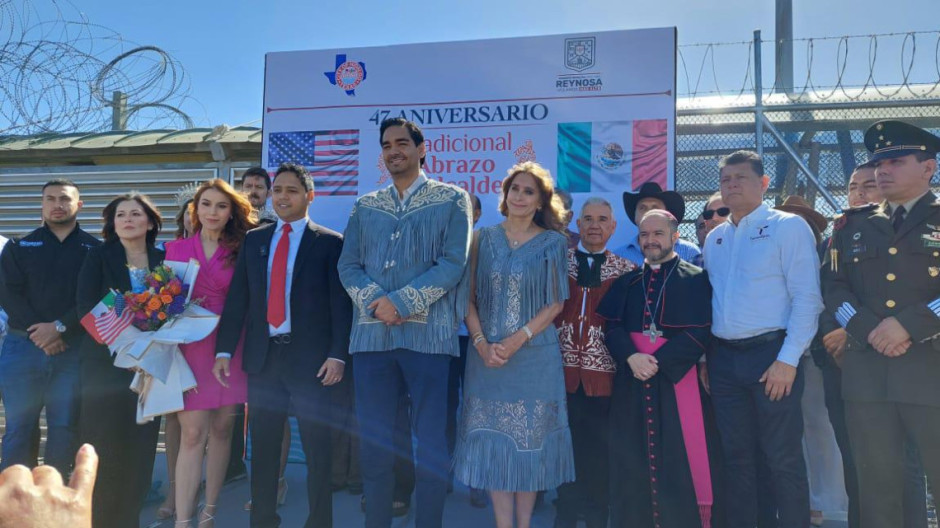 Refrendan lazos de amistad con tradicional abrazo