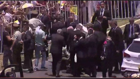 Papa ayuda a policía que cae de un caballo