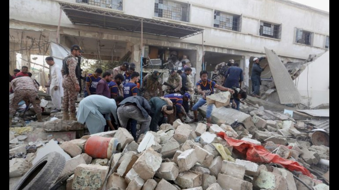 Explosión de gas en alcantarillado deja al menos 12 muertos en Pakistán