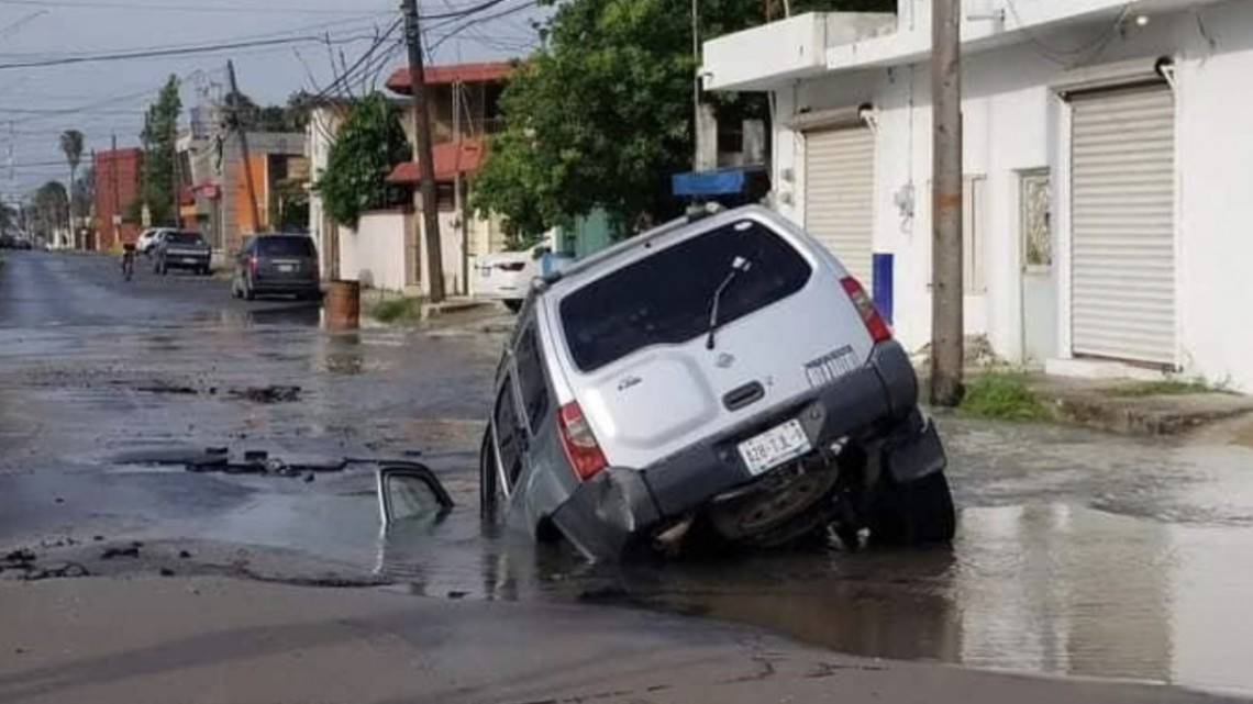 Cae camioneta en enorme socavón  en Matamoros