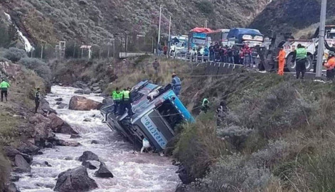 Al menos 8 muertos tras caída de un autobús a un río en Perú