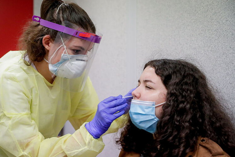 Europa aplica nuevas restricciones para afrontar los contagios de COVID-19