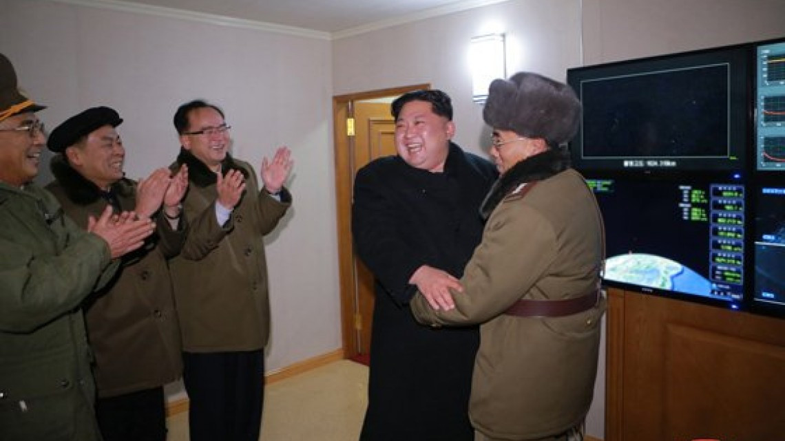 Así celebró Kim Jong Un el lanzamiento de un misil