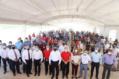 Colocan Maki Ortiz y directivos de Kimball Electronics primera piedra de la Planta II