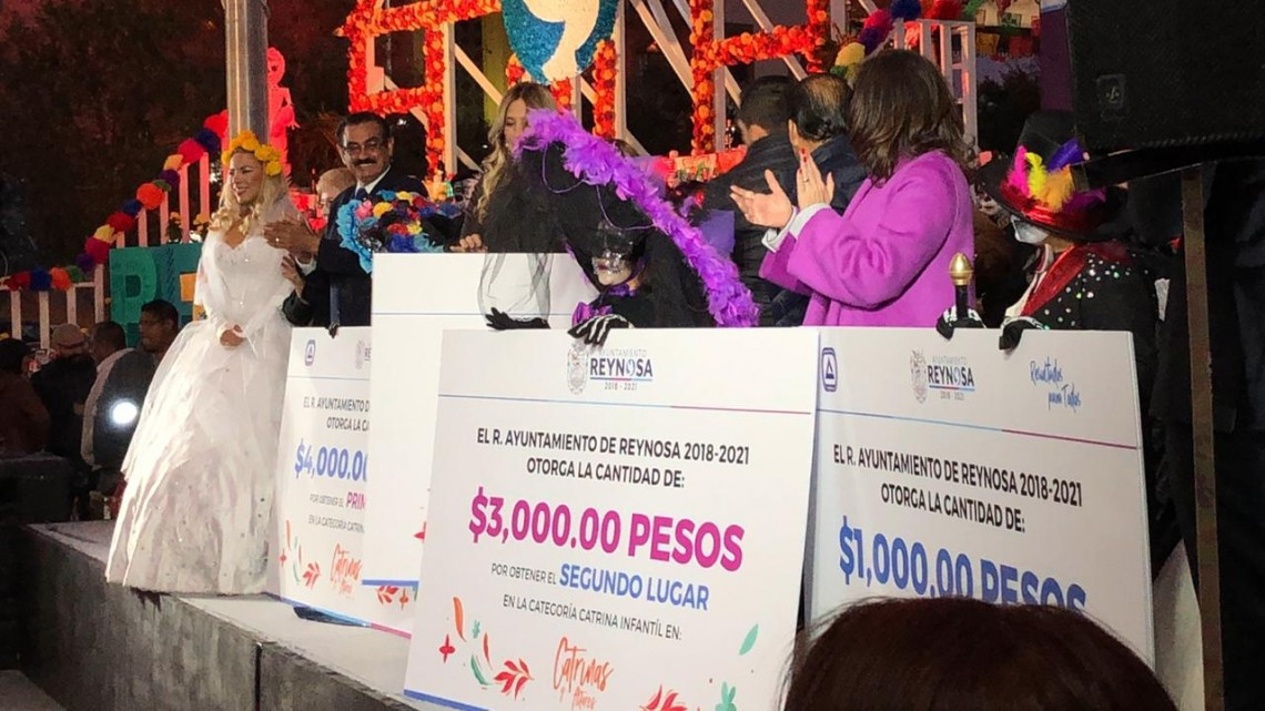 Ganadores de concurso de catrinas y altares reciben premio adicional