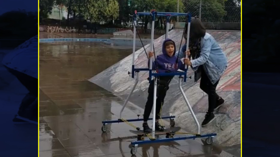 Mamá ayuda a su hijo con parálisis cerebral a andar en patineta