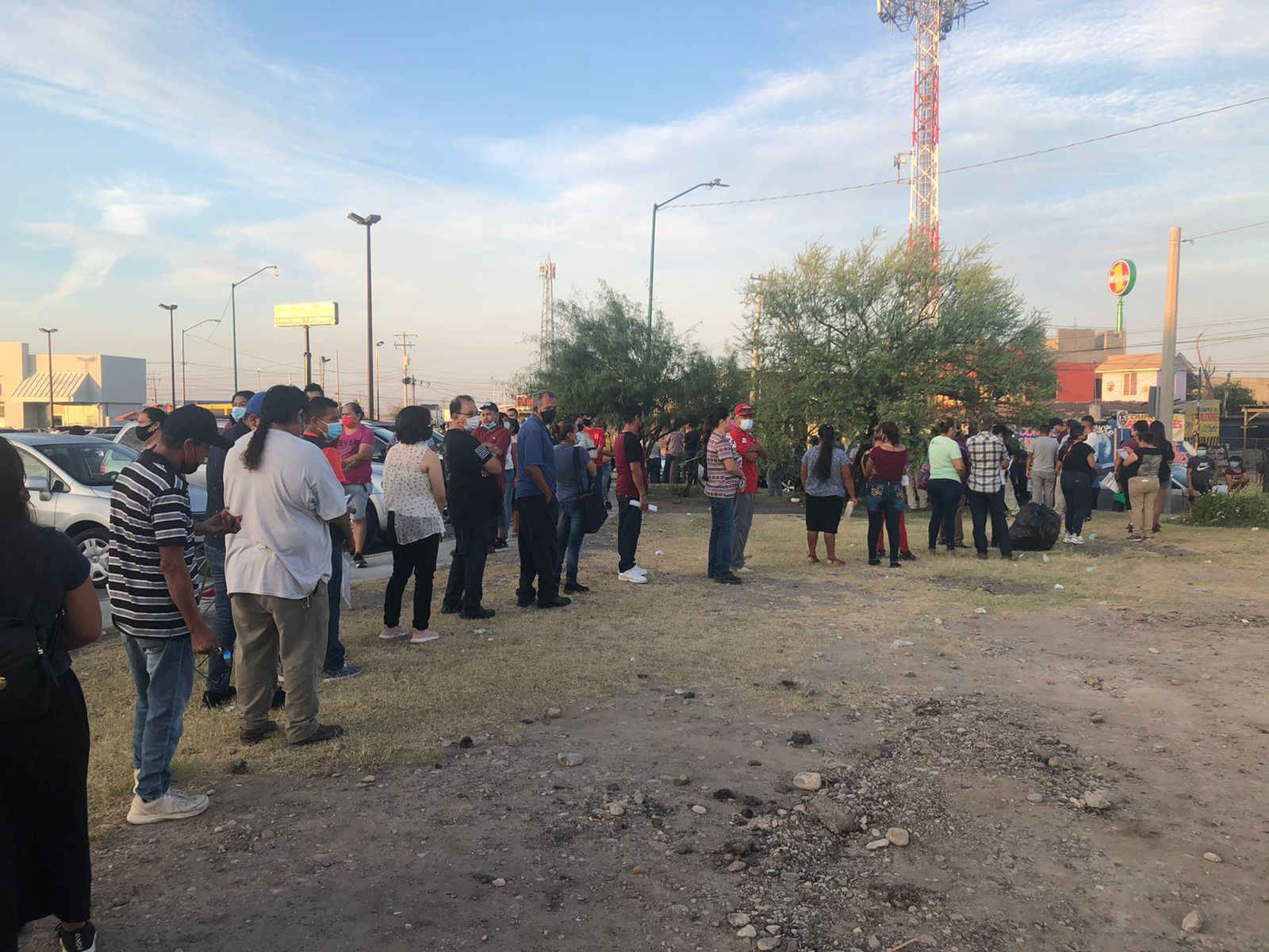 Neolaredenses realizan largas filas para aplicarse la primera dosis de la vacuna contra COVID-19 durante el último día de vacunación 