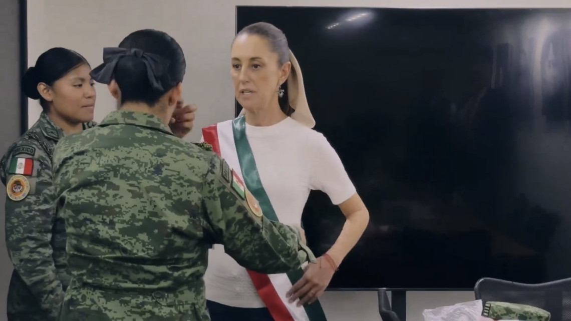 Claudia Sheinbaum se mide la banda presidencial