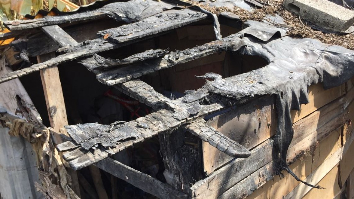 Voraz incendio arrasa con cinco casas