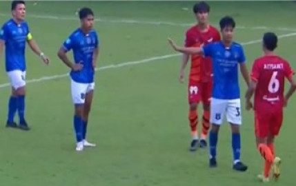 Futbolista explota y noquea a un jugador en pleno partido