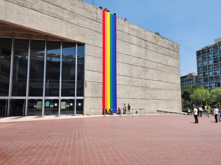 Reinstalan bandera LGBTQ+ en Infonavit luego de protestas por homofobia 