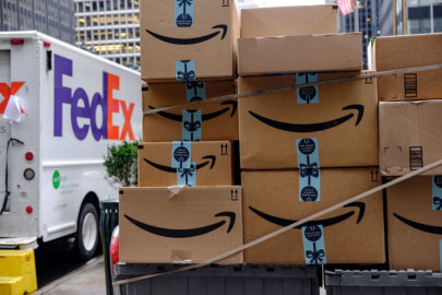 A días de Navidad, Amazon prohibe a vendedores usar FedEx para entregas