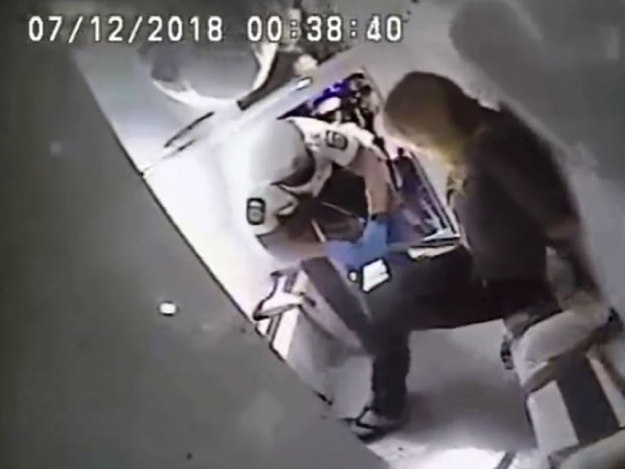 Revelan imágenes de arresto de Stormy Daniels