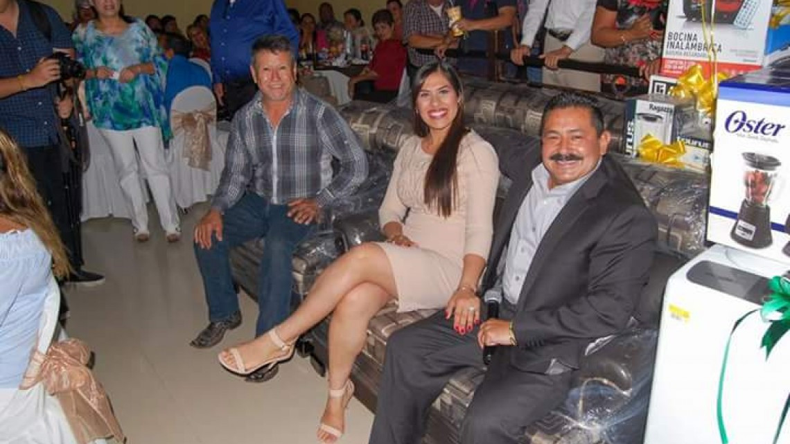 Ayuntamiento festeja a maestros en su día