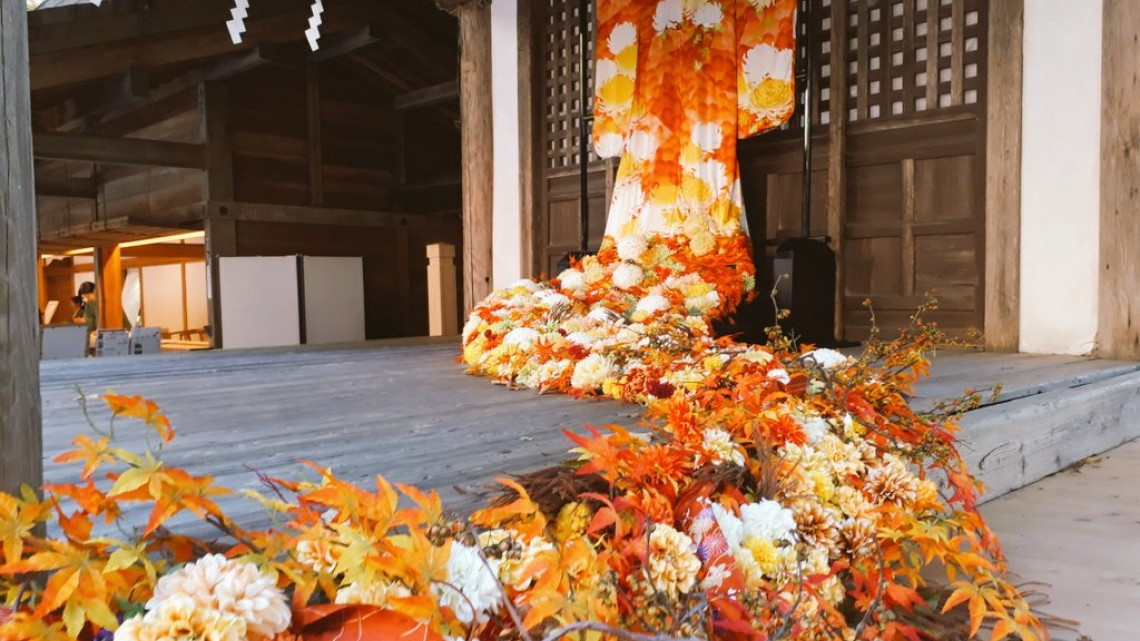 Obras de arte con hojas caídas en Japón