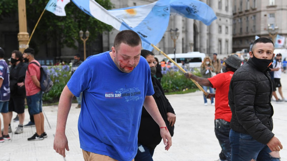 Miles de personas dan último adiós a Maradona en la Casa Rosada en Argentina