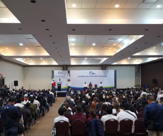 Reciben trabajadores del sector salud incremento salarial