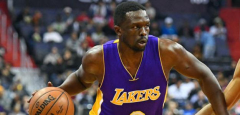 Lakers y delantero Luol Deng acuerdan pacto de compra para NBA