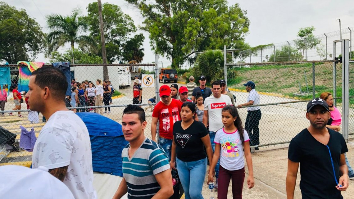 Invita INM a cubanos a desalojar la zona federal del puente nuevo