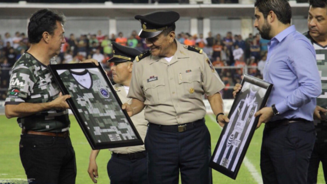 Conmemora FGCDV Día del ejército al medio tiempo del "Correcaminos vs Rayados"