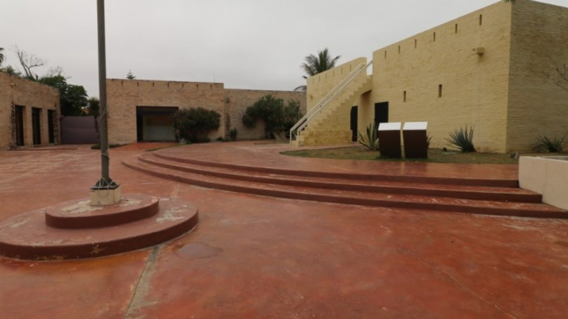 Devela Alcalde placa conmemorativa en Museo Casamata 