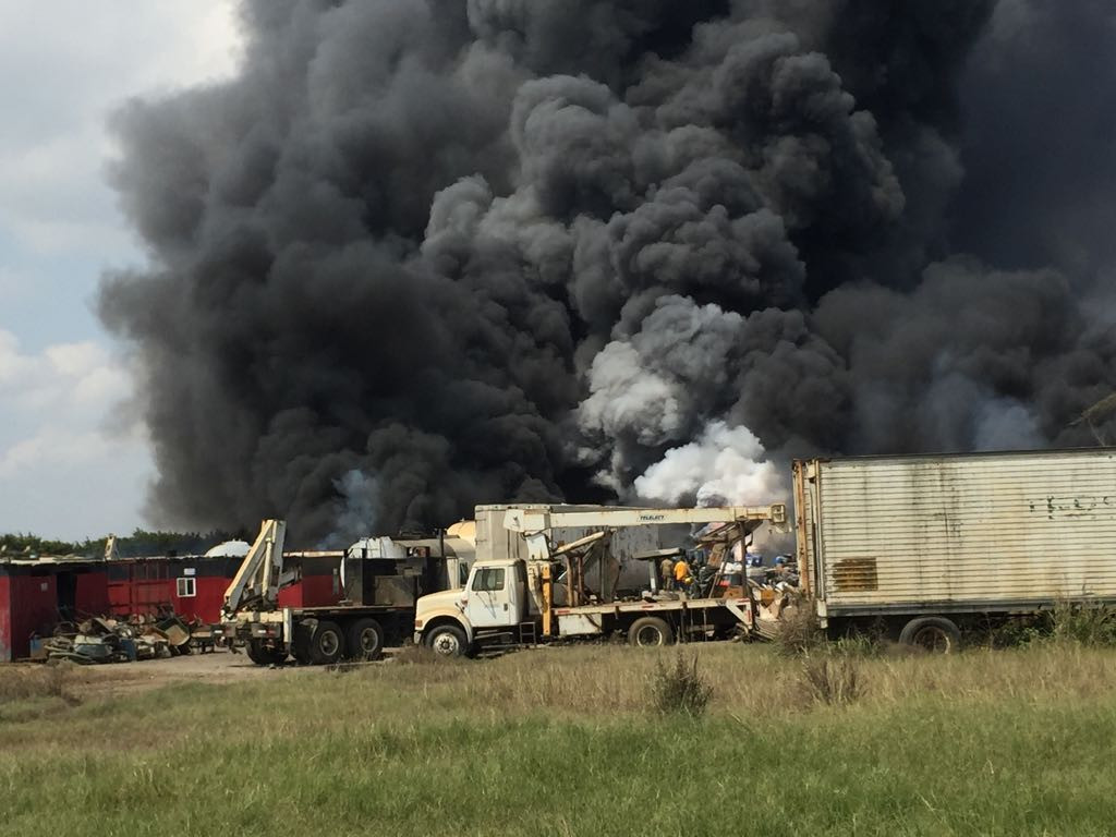 Dantescos incendios dañan equipo de cuerpos de emergencia