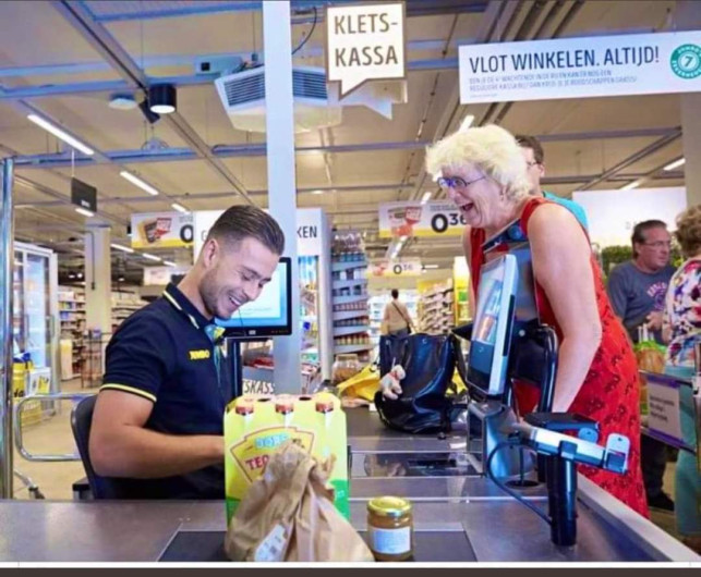 Conoce las "cajas lentas" en supermercados holandeses para combatir la soledad