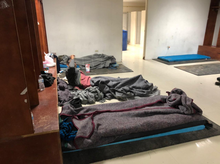 Habilitan Polideportivo como albergue por bajas temperaturas 