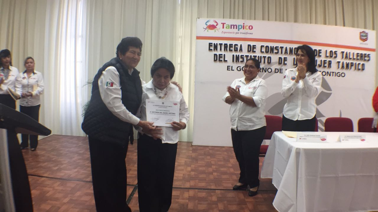 Entregan constancias a 590 mujeres que se autoemplearon