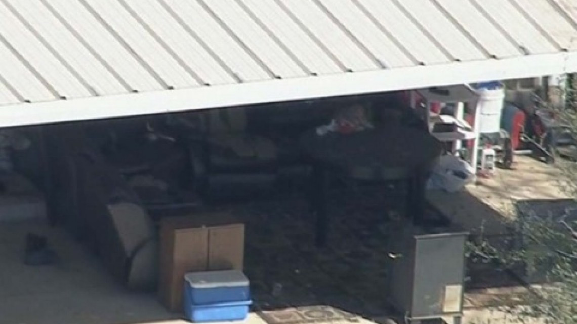 Niños encerrados en jaulas son rescatados