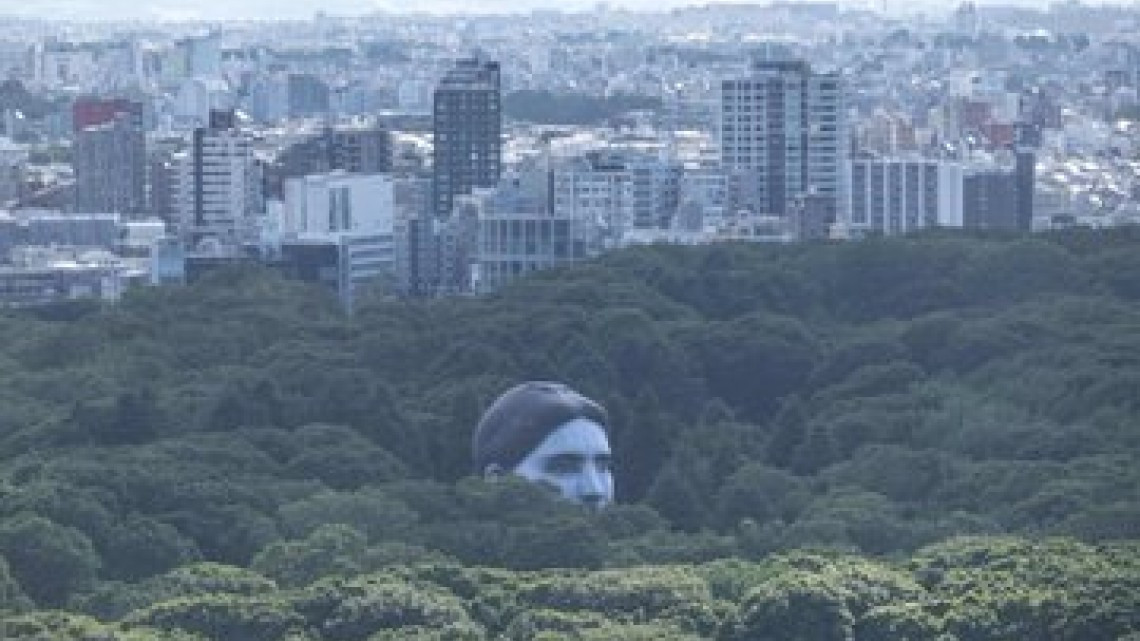 Cabeza humana flotante aparece en Tokio