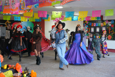 Refuerzan tradiciones con presentación artística en casa de cultura viveros