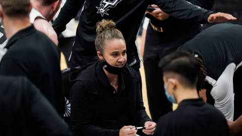 Becky Hammon es la primera mujer en dirigir un partido de la NBA
