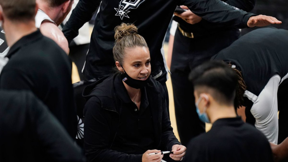 Becky Hammon es la primera mujer en dirigir un partido de la NBA