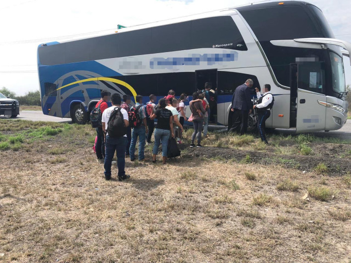 Rescatan a 15 migrantes en la carretera Victoria-Soto la Marina