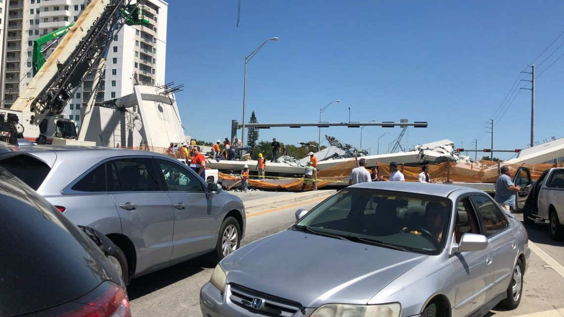  Puente peatonal colapsa y cae sobre autos en Florida