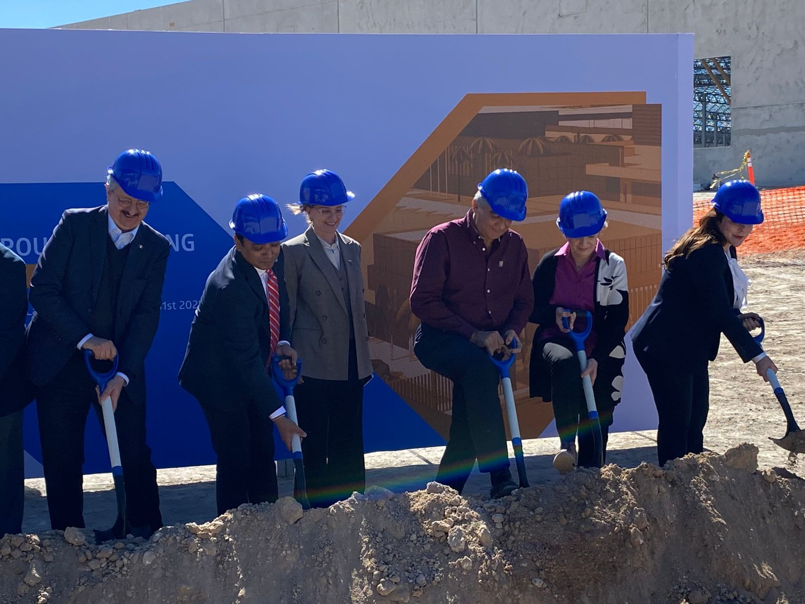 Colocan primera piedra de nueva planta industrial