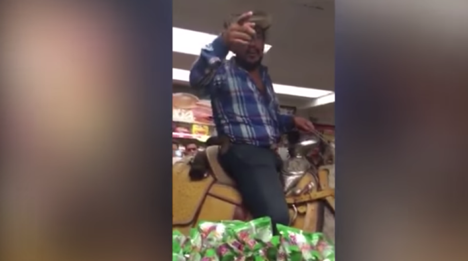 Entra con todo y caballo a comprar cervezas en Oxxo