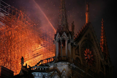 Vaticano expresa su tristeza ante el incendio en la Catedral de Notre-Dame