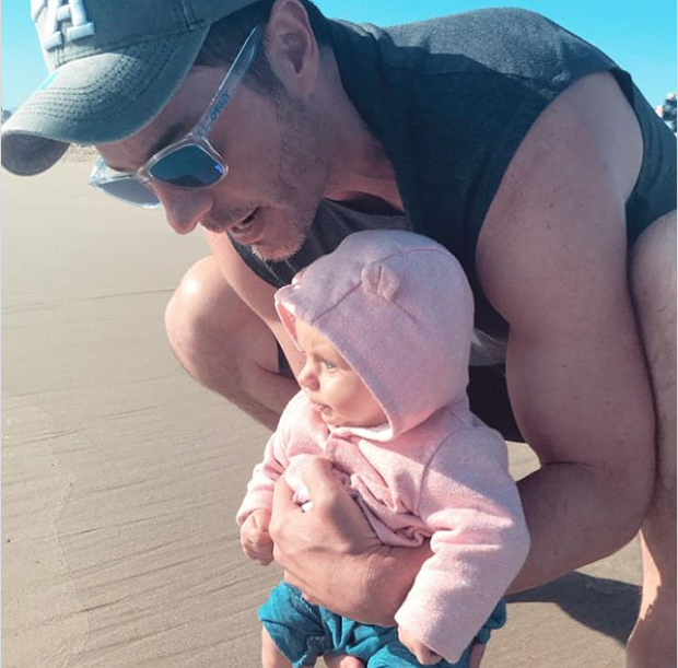 Mauricio Ochman y Aislinn Derbez disfrutan la playa con Kailani